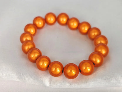 Ce bracelet élastique rétro marie avec élégance des perles délicates au charme vintage, pour un look estival à la fois frais et authentique. Sa conception élastique garantit un ajustement parfait et confortable, s'adaptant à toutes les tailles de poignet sans effort. Fabriqué avec des matériaux résistants à l'eau et à l'usure, il vous accompagne partout, de la plage aux soirées d'été.