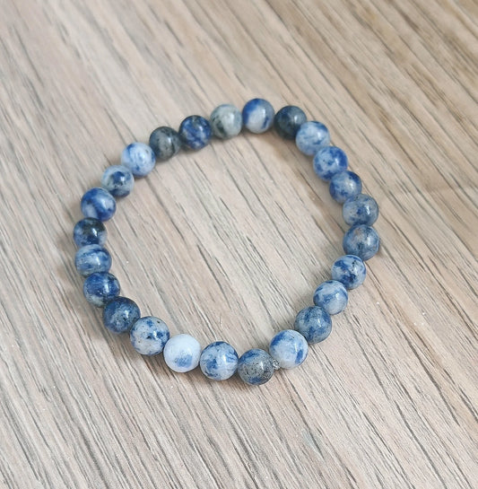 La sodalite est une pierre profondément apaisante, aux nuances de bleu profond tachetées de blanc. Elle symbolise la sagesse, l’intuition et l’ancrage mental.
Monté à la main avec des perles naturelles soigneusement sélectionnées, ce bracelet diffuse une énergie douce mais structurante, pensée pour ceux et celles qui cherchent à retrouver l’alignement entre le mental et le cœur.

💫 Ce bijou est conçu autour de l’intention :
Clarté – Intuition – Équilibre Intérieur
Un rappel quotidien pour avancer avec calm