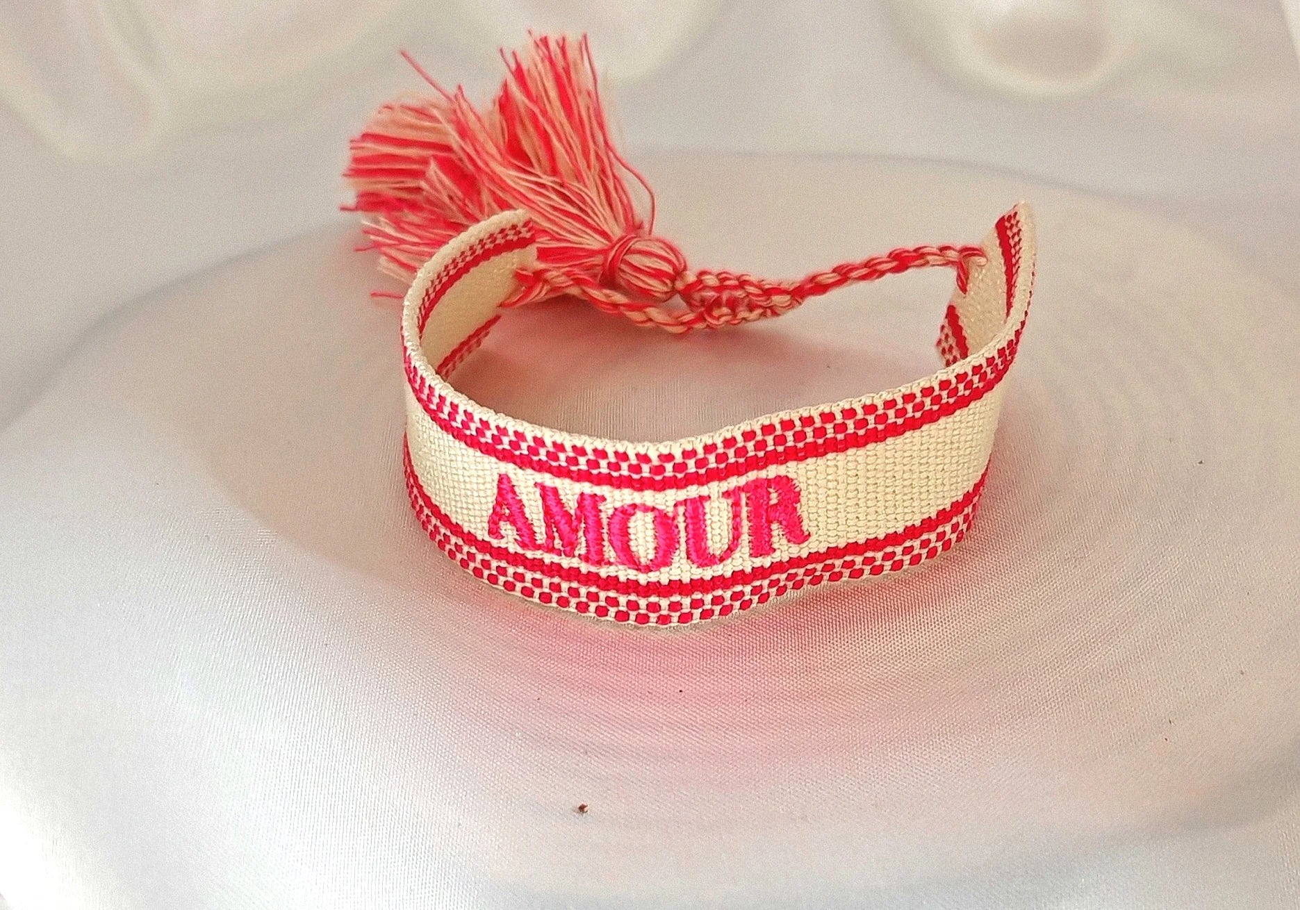 🧵 Un message qui se porte, un lien qui reste

Tissés avec le cœur, ces bracelets racontent une histoire d’amour, de famille, de tendresse.

Ce bracelet tissé personnalisé est bien plus qu’un simple accessoire : c’est un bijou plein de sens. Avec ses inscriptions fortes comme “mama”, “amour”, il célèbre les liens du cœur dans un style à la fois bohème et moderne. Chaque bracelet est tissé avec soin et délicatesse, dans des tons doux et intemporels, pour s’adapter à toutes les tenues et toutes les envies.

À