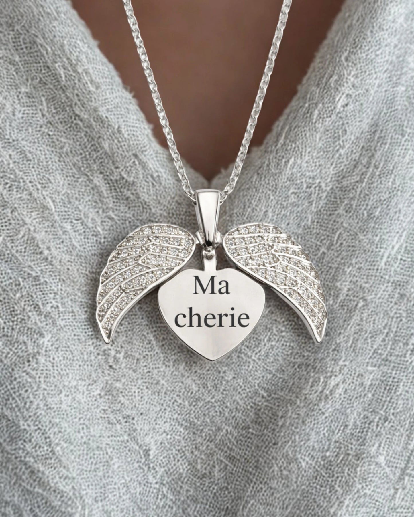 Collier cœur ailes d’ange en acier inoxydable argenté, bijou symbolique gravé “Ma chérie”, idéal comme cadeau plein d’émotion.