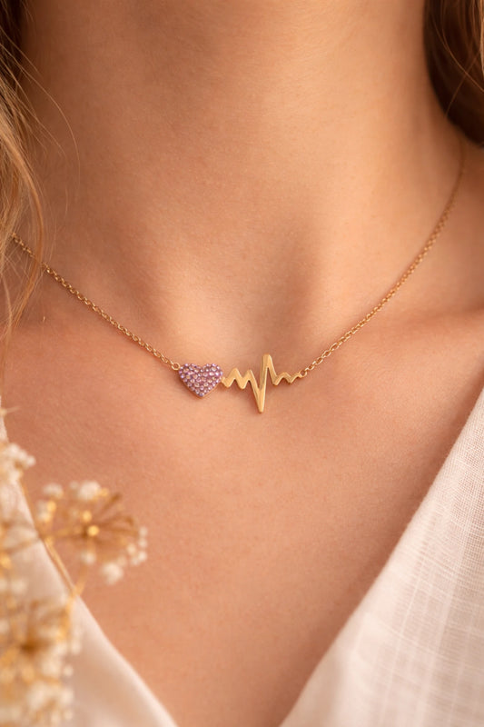 Collier cœur battement doré porté autour du cou, bijou élégant et symbolique