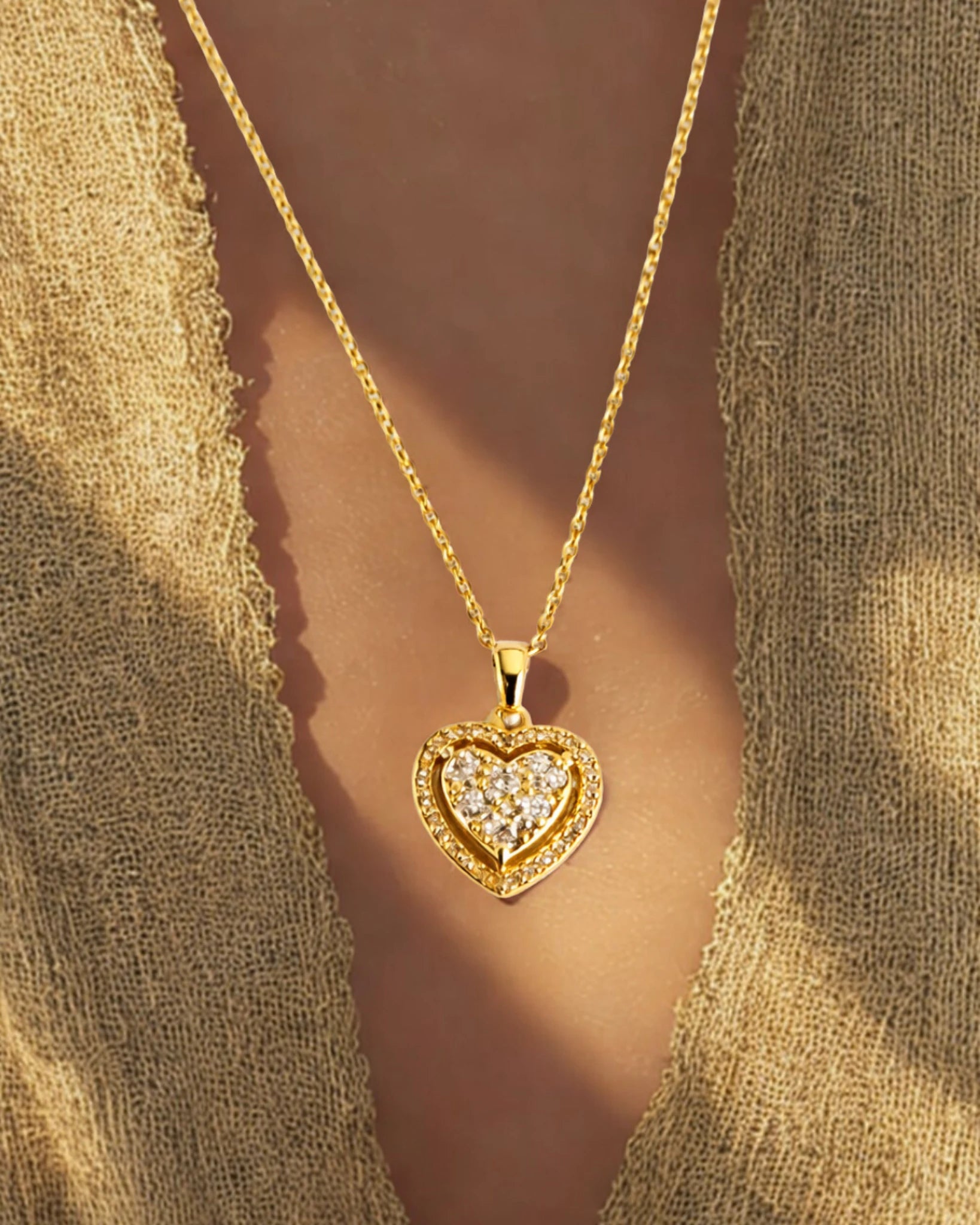 Collier cœur strass en acier inoxydable doré. Bijou élégant, résistant à l’eau, parfait comme cadeau symbolique pour exprimer l’amour.