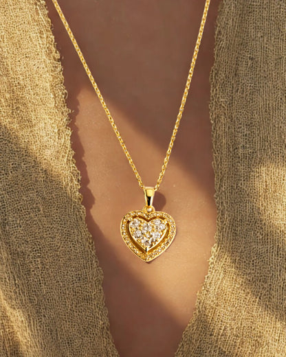 Collier cœur strass en acier inoxydable doré. Bijou élégant, résistant à l’eau, parfait comme cadeau symbolique pour exprimer l’amour.