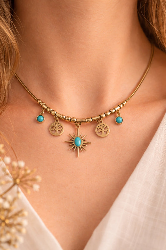 Collier bohème doré avec soleil et turquoise porté autour du cou, bijou spirituel féminin