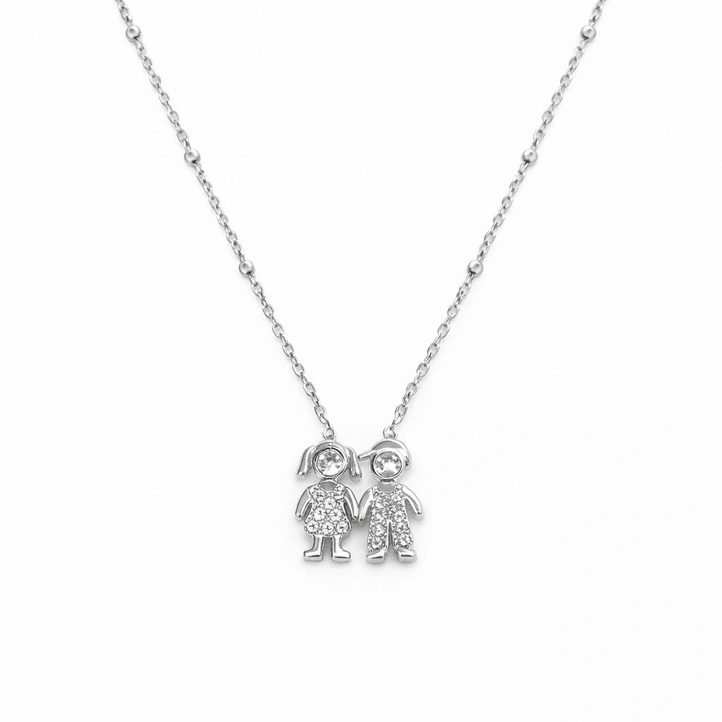 Ce collier délicat représente deux enfants, un garçon et une fille, se tenant la main. Un bijou rempli de tendresse qui symbolise l’amour inconditionnel, la famille et le lien unique entre une maman et ses enfants, ou entre frères et sœurs.