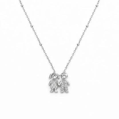 Ce collier délicat représente deux enfants, un garçon et une fille, se tenant la main. Un bijou rempli de tendresse qui symbolise l’amour inconditionnel, la famille et le lien unique entre une maman et ses enfants, ou entre frères et sœurs.