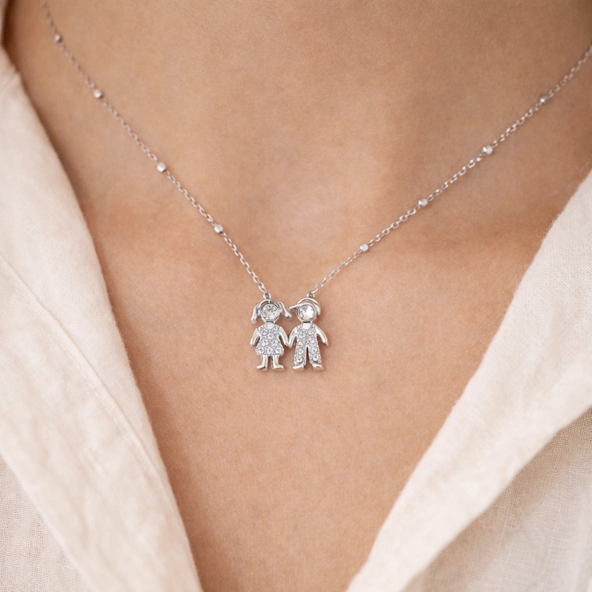 Ce collier délicat représente deux enfants, un garçon et une fille, se tenant la main. Un bijou rempli de tendresse qui symbolise l’amour inconditionnel, la famille et le lien unique entre une maman et ses enfants, ou entre frères et sœurs.