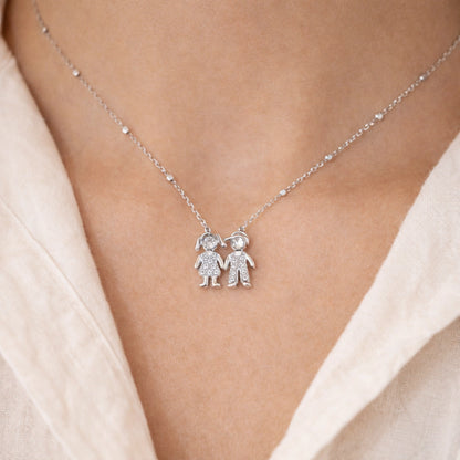 Ce collier délicat représente deux enfants, un garçon et une fille, se tenant la main. Un bijou rempli de tendresse qui symbolise l’amour inconditionnel, la famille et le lien unique entre une maman et ses enfants, ou entre frères et sœurs.