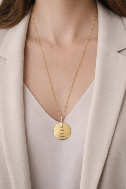 Collier médaille ronde personnalisée avec prénoms en acier inoxydable doré porté