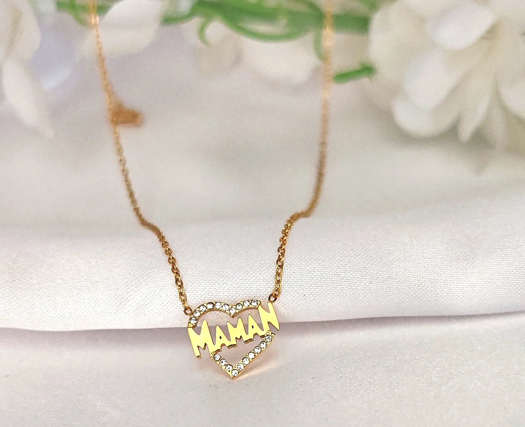 ✨ Le mot le plus doux à porter

Un mot précieux, mille émotions… "Maman", tout simplement.

Ce collier maman strass est un bijou aussi délicat qu’émouvant. Le mot “maman” est finement écrit en lettres cursives et orné de strass scintillants, comme un éclat d’amour porté au creux du cou. Fabriqué en acier inoxydable, ce collier allie brillance, finesse et durabilité, pour célébrer chaque jour le lien unique entre une mère et son enfant.