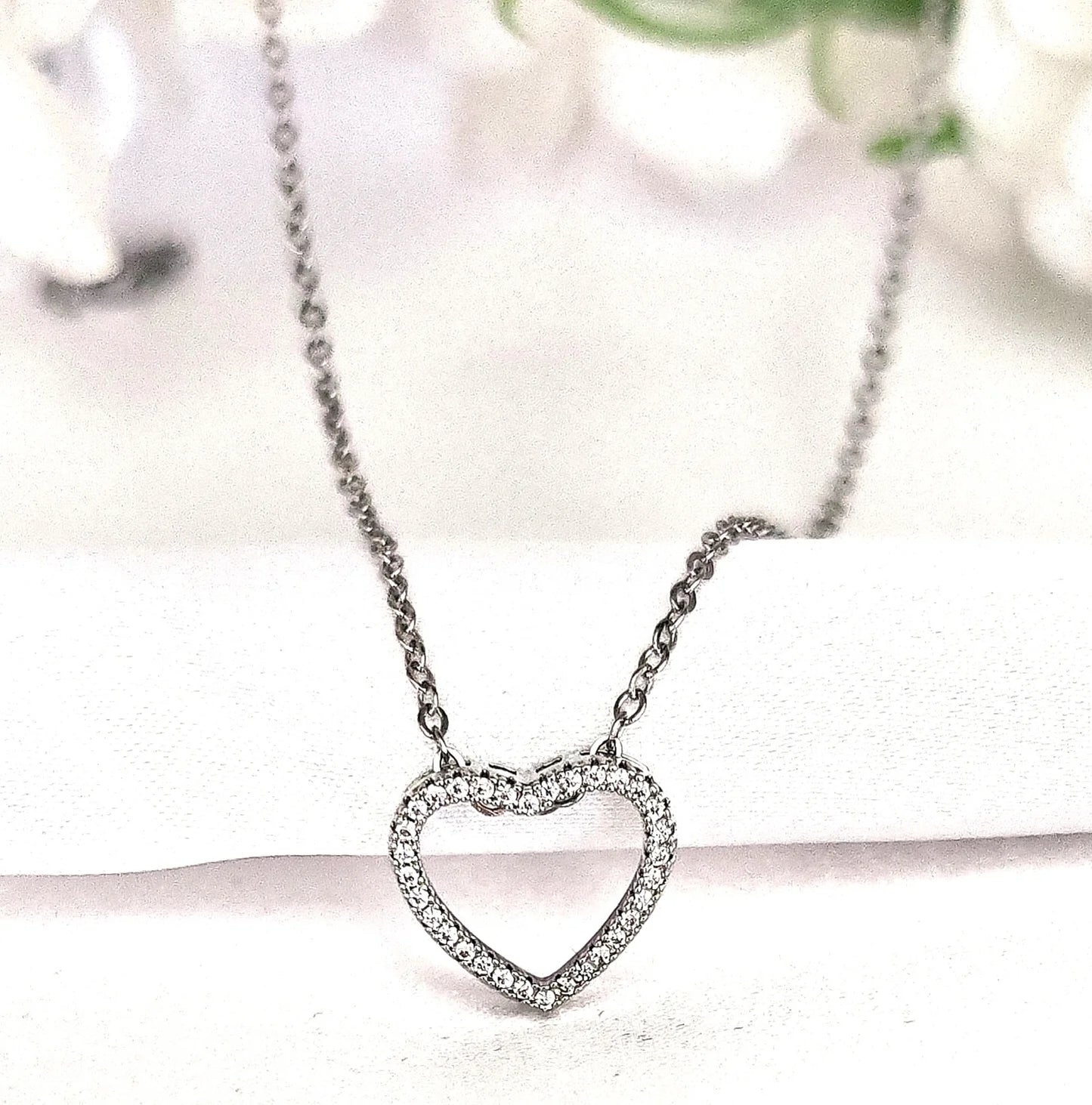 💎 L’élégance d’un cœur qui brille

Un bijou discret, une brillance subtile, un symbole d’amour intemporel à offrir… ou à s’offrir.

Ce collier cœur argent pour femme séduit par son design délicat et intemporel. Son pendentif ajouré en forme de cœur, subtilement serti de zircons scintillants, capte la lumière à chaque mouvement. Finement monté sur une chaîne argentée en acier inoxydable, il allie minimalisme et féminité, pour un style à la fois romantique et moderne.

Il s’associe parfaitement à une robe fl