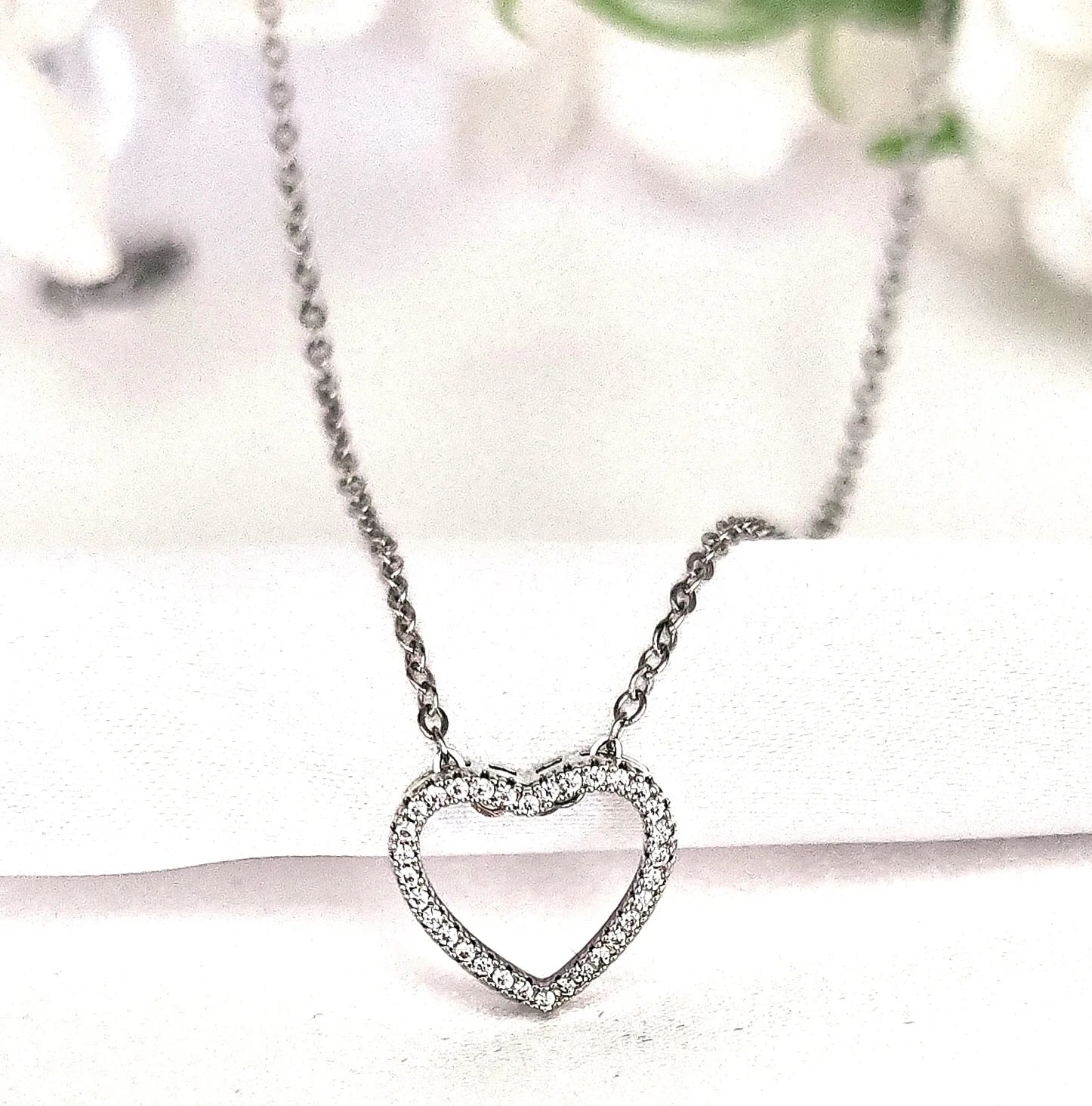 💎 L’élégance d’un cœur qui brille

Un bijou discret, une brillance subtile, un symbole d’amour intemporel à offrir… ou à s’offrir.

Ce collier cœur argent pour femme séduit par son design délicat et intemporel. Son pendentif ajouré en forme de cœur, subtilement serti de zircons scintillants, capte la lumière à chaque mouvement. Finement monté sur une chaîne argentée en acier inoxydable, il allie minimalisme et féminité, pour un style à la fois romantique et moderne.

Il s’associe parfaitement à une robe fl