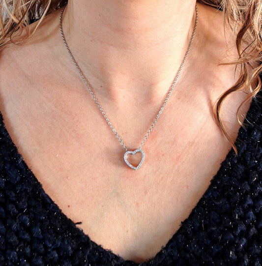 💎 L’élégance d’un cœur qui brille

Un bijou discret, une brillance subtile, un symbole d’amour intemporel à offrir… ou à s’offrir.

Ce collier cœur argent pour femme séduit par son design délicat et intemporel. Son pendentif ajouré en forme de cœur, subtilement serti de zircons scintillants, capte la lumière à chaque mouvement. Finement monté sur une chaîne argentée en acier inoxydable, il allie minimalisme et féminité, pour un style à la fois romantique et moderne.

Il s’associe parfaitement à une robe fl