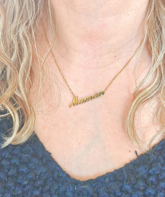 🌸 Un mot doux, porté près du cœur
“Maman” — un mot simple, mais chargé d’émotions et de souvenirs. Ce bijou en est l’écho précieux.

Ce collier pour maman en acier inoxydable incarne l’amour maternel avec élégance. Son pendentif délicatement découpé affiche le mot “maman” dans une écriture fluide, féminine et intemporelle. Sa finition dorée ou argentée selon le modèle, alliée à la solidité de l’acier, en fait un bijou à porter chaque jour, en toute simplicité.
