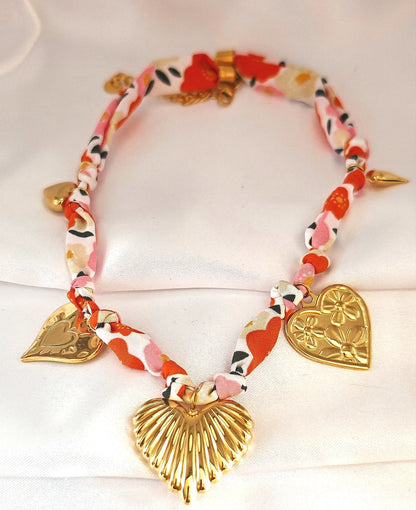 Un collier qui respire la liberté, la couleur… et la joie de vivre.

Ce collier en tissu multicolore , orné de pampilles en acier inoxydable , est la pièce parfaite pour sublimer un look avec originalité et douceur. Chaque pampille capte la lumière avec élégance, tandis que le tissu apporte confort et souplesse — un bijou vibrant à porter tous les jours ou pour rehausser une tenue estivale.