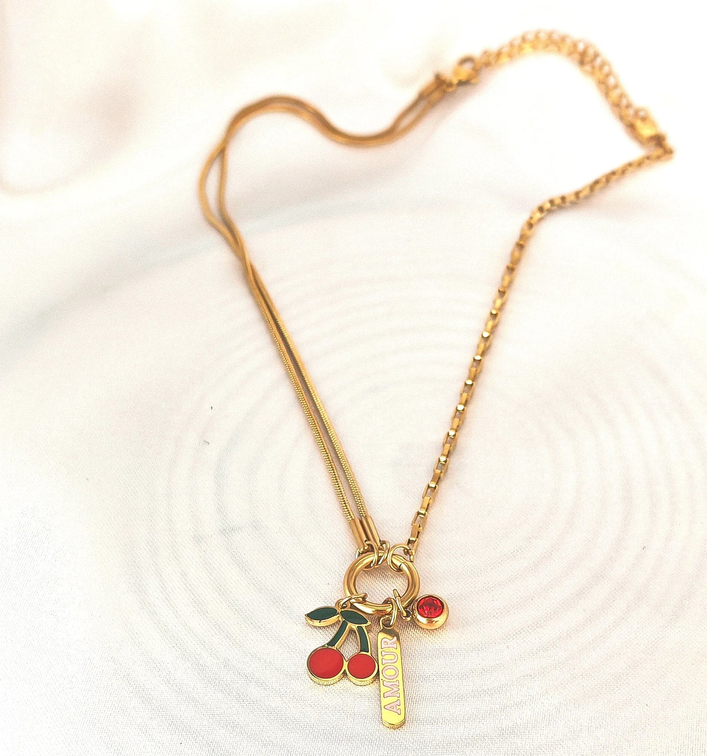🌿 Un design craquant et tendance
Ce collier en acier inoxydable est sublimé par une jolie pampille en forme de cerise, colorée et finement travaillée. Son look à la fois discret et joyeux en fait l’accessoire parfait pour illuminer votre quotidien, que ce soit pour une sortie, un pique-nique ou simplement pour ajouter une note fun à votre tenue.
Waterproof, hypoallergénique et durable, il est pensé pour vous accompagner sans s’altérer.