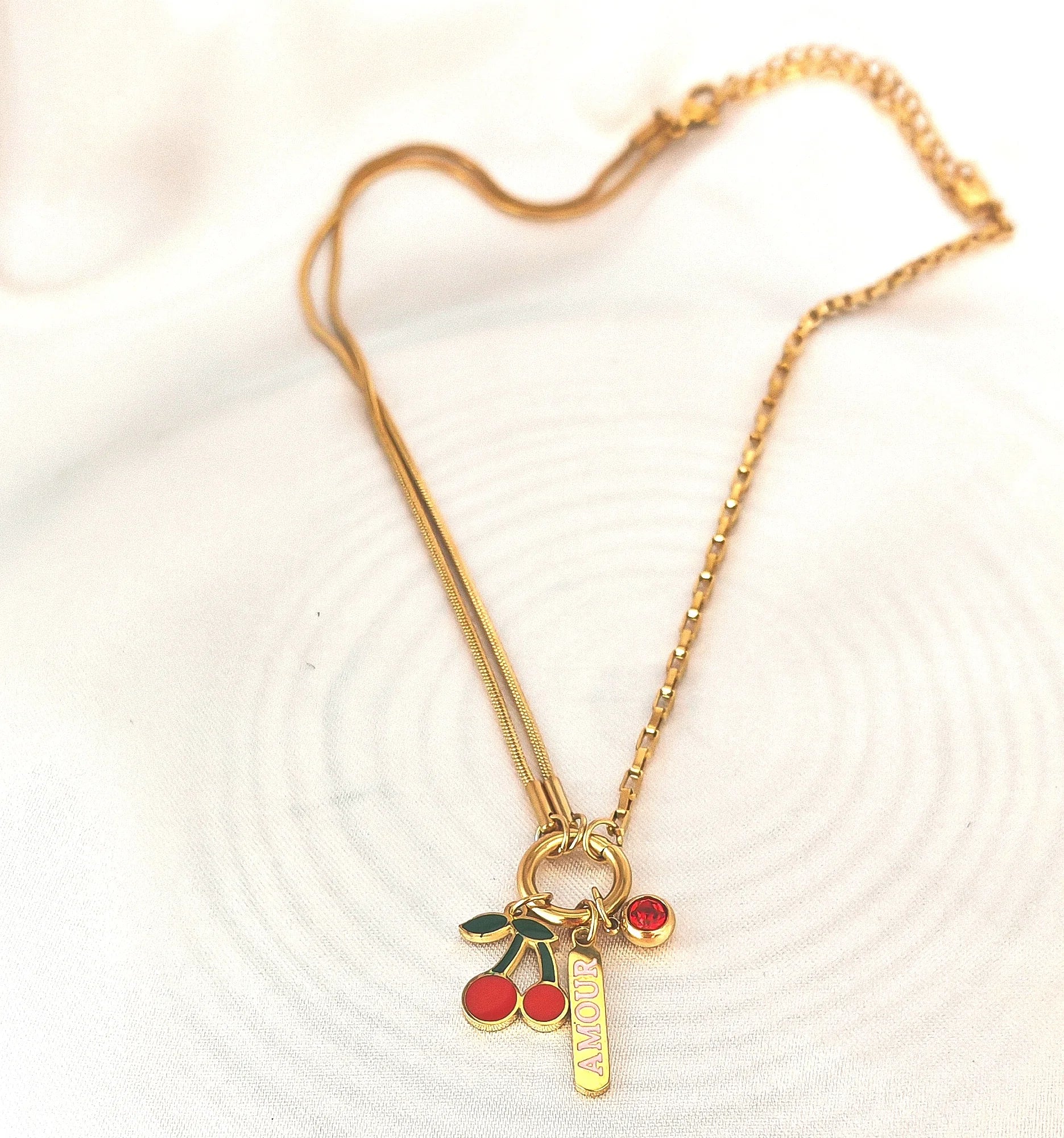 🌿 Un design craquant et tendance
Ce collier en acier inoxydable est sublimé par une jolie pampille en forme de cerise, colorée et finement travaillée. Son look à la fois discret et joyeux en fait l’accessoire parfait pour illuminer votre quotidien, que ce soit pour une sortie, un pique-nique ou simplement pour ajouter une note fun à votre tenue.
Waterproof, hypoallergénique et durable, il est pensé pour vous accompagner sans s’altérer.