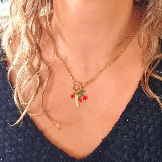 🌿 Un design craquant et tendance
Ce collier en acier inoxydable est sublimé par une jolie pampille en forme de cerise, colorée et finement travaillée. Son look à la fois discret et joyeux en fait l’accessoire parfait pour illuminer votre quotidien, que ce soit pour une sortie, un pique-nique ou simplement pour ajouter une note fun à votre tenue.
Waterproof, hypoallergénique et durable, il est pensé pour vous accompagner sans s’altérer.