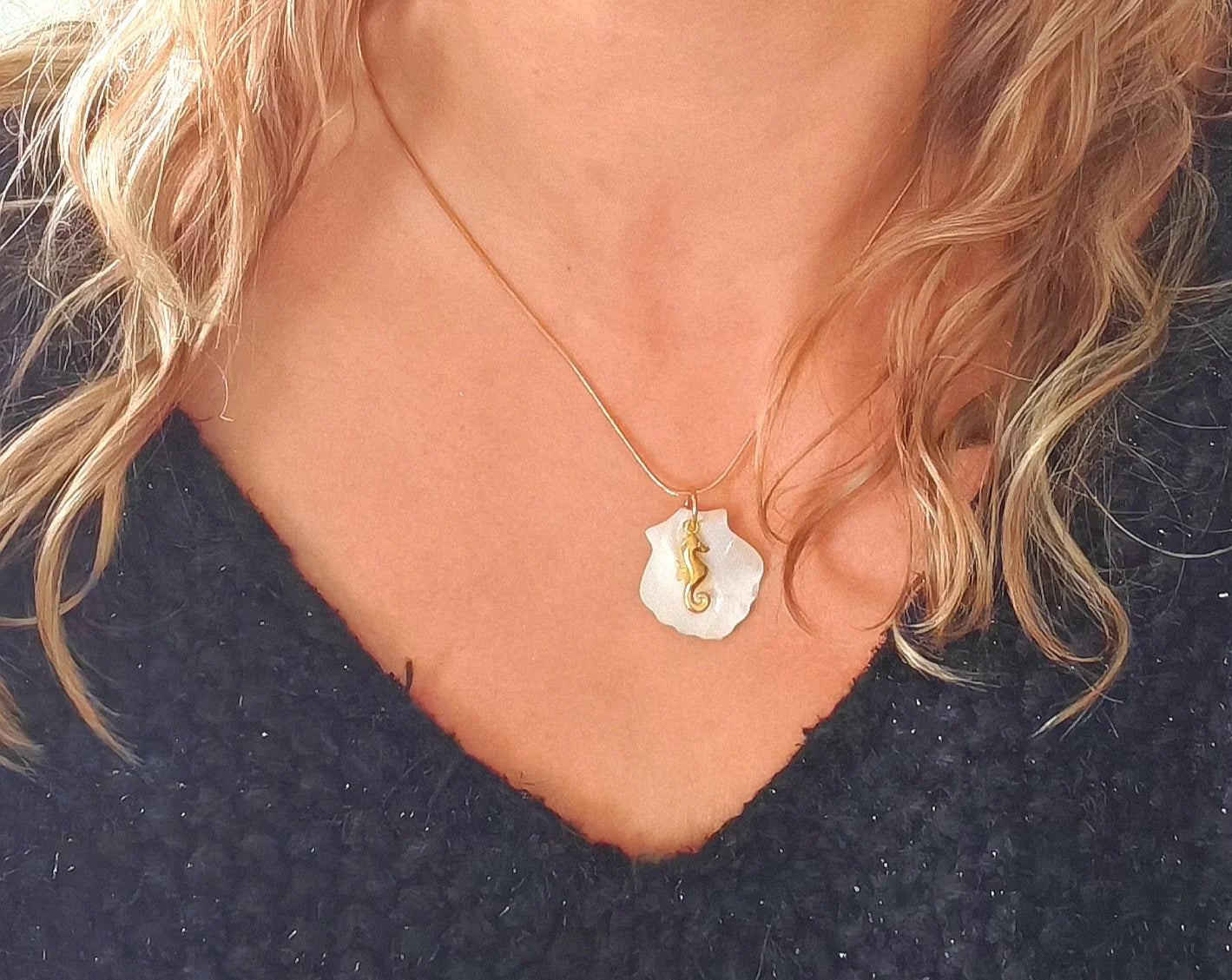 🌊 Un design naturel et raffiné

Ce collier délicat se compose d’une chaîne en acier inoxydable ornée d’un pendentif en forme de coquillage, subtilement nacré. Ses reflets doux et lumineux apportent une note chic et intemporelle, parfaite pour sublimer aussi bien une tenue estivale qu’un look de tous les jours.
Waterproof, hypoallergénique et durable, il est conçu pour résister à la vie quotidienne sans perdre son éclat.

C’est le bijou idéal pour les amoureuses de la mer et des accessoires minimalistes ave