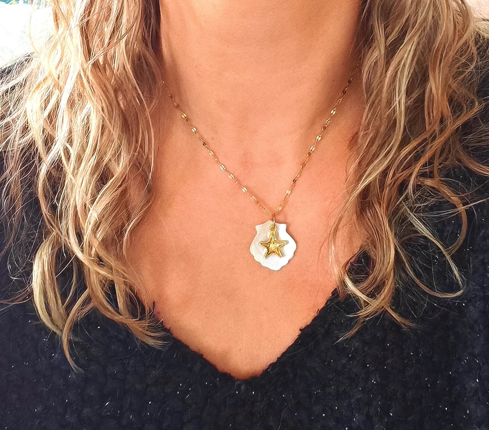 🌊 Un design naturel et raffiné

Ce collier délicat se compose d’une chaîne en acier inoxydable ornée d’un pendentif en forme de coquillage, subtilement nacré. Ses reflets doux et lumineux apportent une note chic et intemporelle, parfaite pour sublimer aussi bien une tenue estivale qu’un look de tous les jours.
Waterproof, hypoallergénique et durable, il est conçu pour résister à la vie quotidienne sans perdre son éclat.

C’est le bijou idéal pour les amoureuses de la mer et des accessoires minimalistes ave