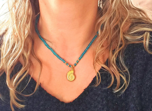 🌊 Un design élégant inspiré de l’océan
Ce collier raffiné est composé d’une chaîne en acier inoxydable ornée d’un pendentif en forme d’escargot de mer, subtilement accompagné de petites perles bleu océan qui rappellent la fraîcheur et la profondeur des lagons.

Son style marin chic s’accorde parfaitement avec une tenue estivale ou un look bohème.
Waterproof, hypoallergénique et résistant, ce bijou est conçu pour vous suivre sans s’abîmer, même sous le soleil et au bord de l’eau.