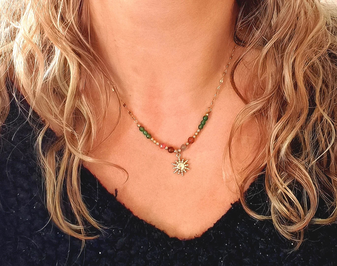 🌼 Un design solaire et tendance
Ce collier en acier inoxydable est sublimé par un pendentif soleil finement travaillé, symbole d’énergie, de chaleur et de positivité. Léger, élégant et facile à porter, il illumine vos tenues d’un éclat discret mais rayonnant.

Waterproof, hypoallergénique et durable, il vous accompagne sans s’altérer, que vous soyez à la plage, en ville ou en escapade.