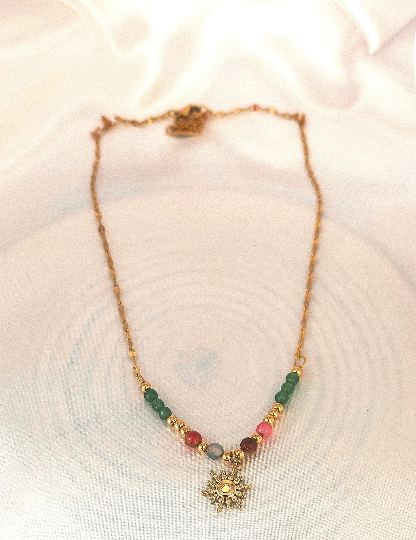 🌼 Un design solaire et tendance
Ce collier en acier inoxydable est sublimé par un pendentif soleil finement travaillé, symbole d’énergie, de chaleur et de positivité. Léger, élégant et facile à porter, il illumine vos tenues d’un éclat discret mais rayonnant.

Waterproof, hypoallergénique et durable, il vous accompagne sans s’altérer, que vous soyez à la plage, en ville ou en escapade.