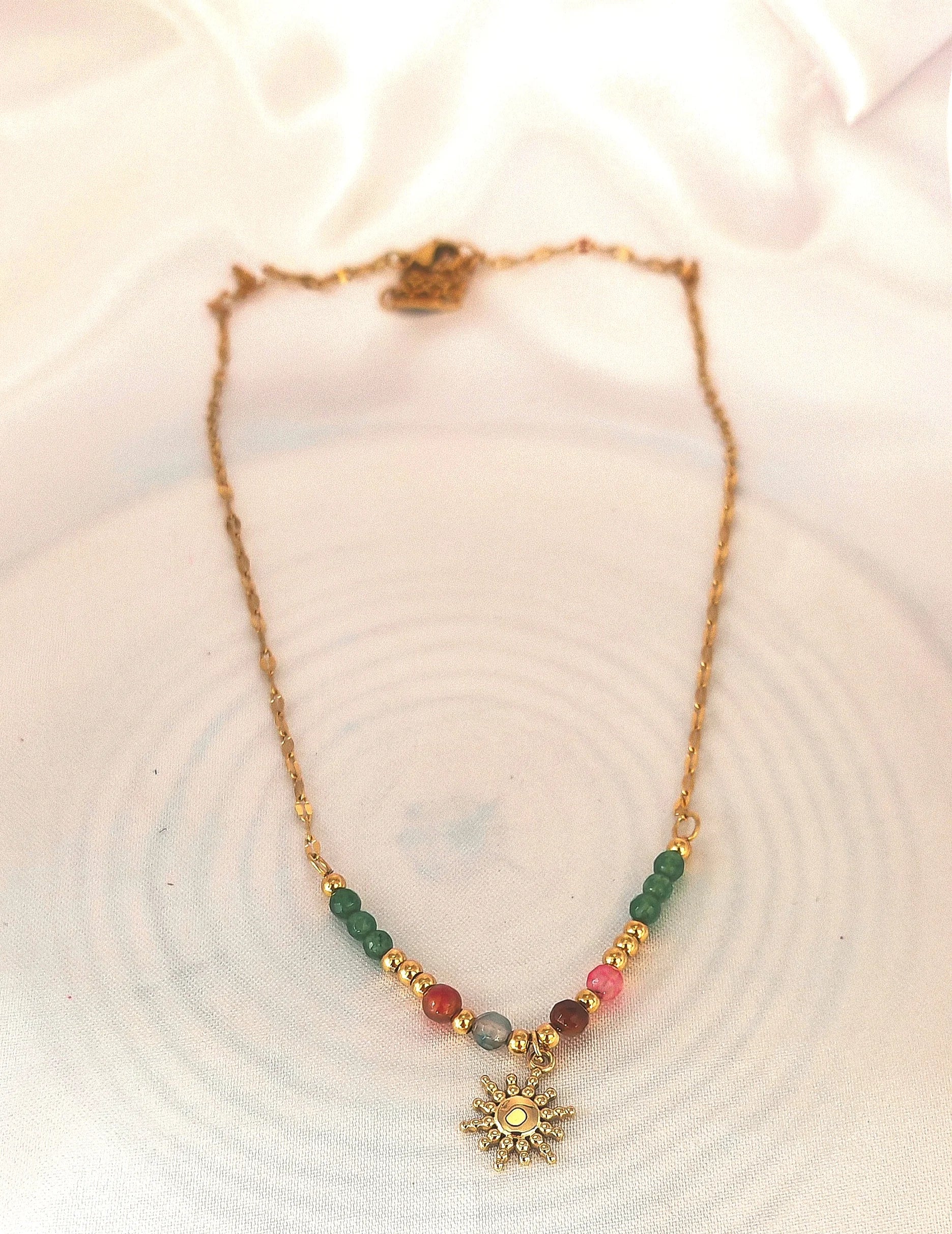 🌼 Un design solaire et tendance
Ce collier en acier inoxydable est sublimé par un pendentif soleil finement travaillé, symbole d’énergie, de chaleur et de positivité. Léger, élégant et facile à porter, il illumine vos tenues d’un éclat discret mais rayonnant.

Waterproof, hypoallergénique et durable, il vous accompagne sans s’altérer, que vous soyez à la plage, en ville ou en escapade.