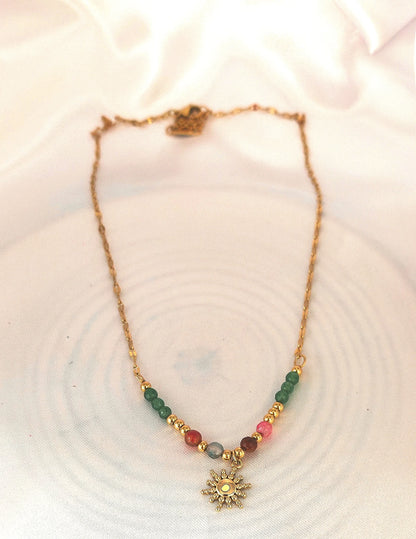 🌼 Un design solaire et tendance
Ce collier en acier inoxydable est sublimé par un pendentif soleil finement travaillé, symbole d’énergie, de chaleur et de positivité. Léger, élégant et facile à porter, il illumine vos tenues d’un éclat discret mais rayonnant.

Waterproof, hypoallergénique et durable, il vous accompagne sans s’altérer, que vous soyez à la plage, en ville ou en escapade.