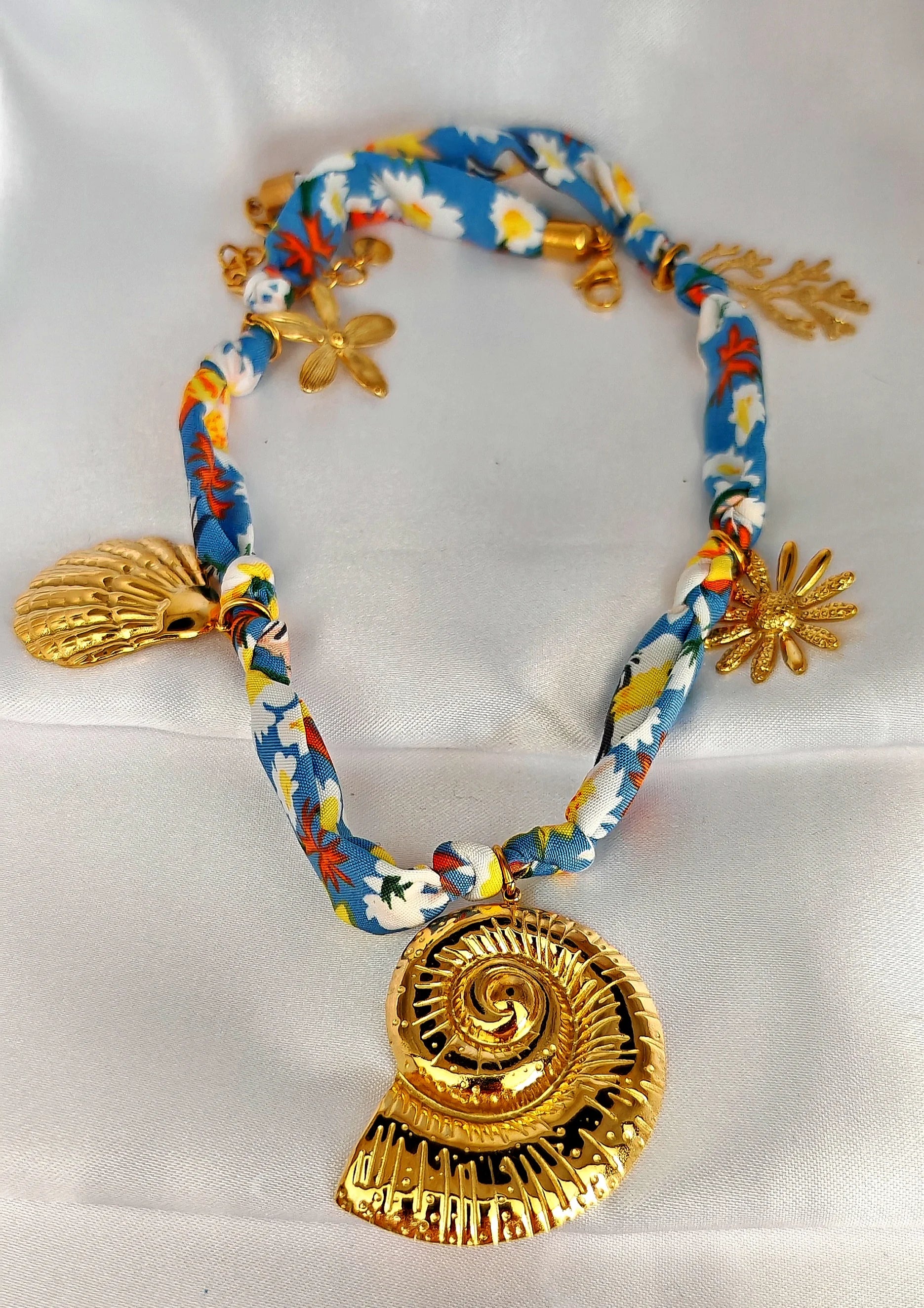 Un collier qui respire la liberté, la couleur… et la joie de vivre.

Ce collier en tissu multicolore , orné de pampilles en acier inoxydable , est la pièce parfaite pour sublimer un look avec originalité et douceur. Chaque pampille capte la lumière avec élégance, tandis que le tissu apporte confort et souplesse — un bijou vibrant à porter tous les jours ou pour rehausser une tenue estivale.