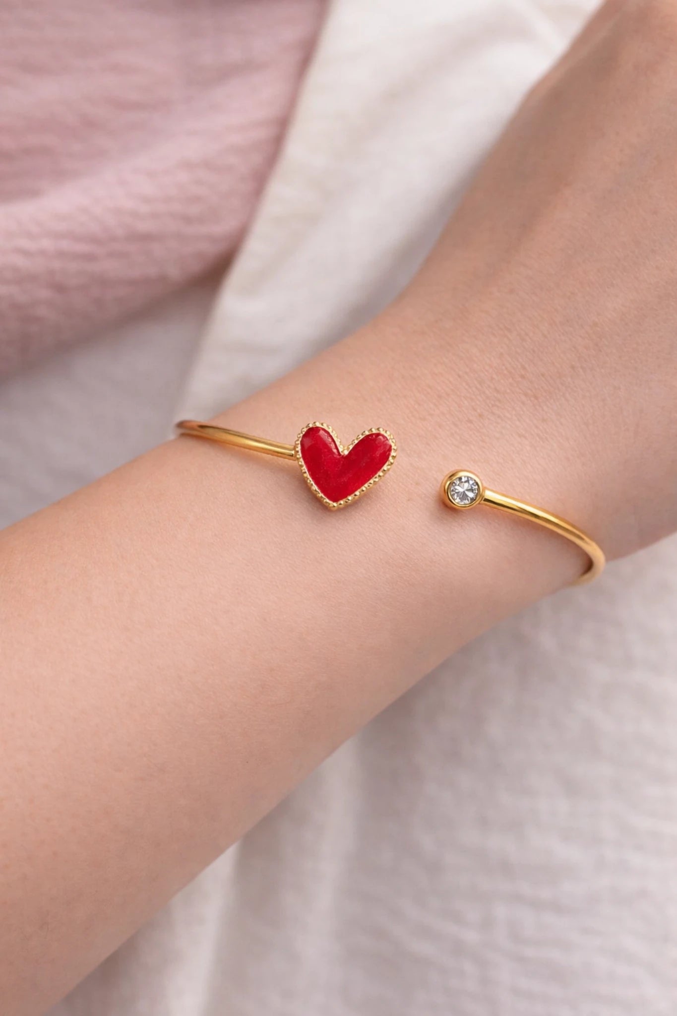 Un jonc cœur en acier inoxydable doré, symbole d’amour et de douceur, à porter chaque jour ou à offrir à ceux qui comptent.