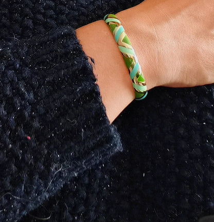 🌈 Un design vibrant et tendance
Ce jonc coloré se distingue par ses finitions lisses et brillantes, disponibles en plusieurs teintes éclatantes pour s’adapter à votre style et à vos envies. Fabriqué en acier inoxydable de haute qualité, il est waterproof, hypoallergénique et ne noircit pas. Léger et confortable, il se porte aussi bien seul qu’en accumulation pour un effet bohème chic.

C’est le bijou parfait pour rehausser une tenue sobre ou compléter un look coloré et dynamique.