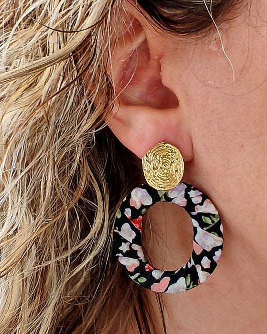 Boucle d'oreille acier inoxydable Flore - acier inoxydable  Découvrez nos boucles d'oreilles en acier inoxydable doré au design fleuri printanier. Élégantes et légères, elles sont dotées de crochets anti-allergiques pour un confort optimal, parfaites pour sublimer votre look tout en préservant votre peau.