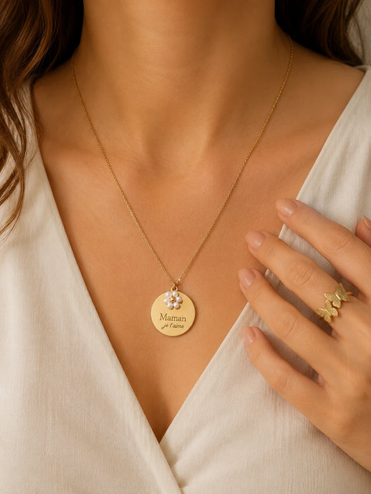 Craquez pour ce collier “Maman je t’aime” avec délicate fleur blanche ✨ Un bijou tendre et lumineux en acier inoxydable doré, parfait pour la fête des mères.