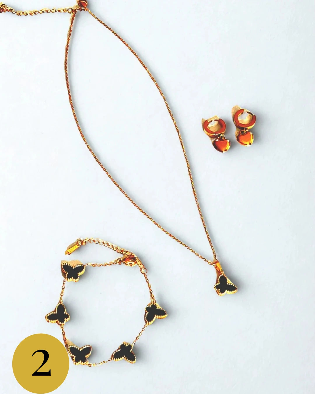 Découvrez, jour après jour, un univers de douceur, d'éclat et de féminité.
Votre calendrier contient :

12 bijoux en acier inoxydable (hypoallergéniques, résistants à l'eau, intemporels)

12 produits de beauté soigneusement sélectionnés pour prendre soin de vous

Chaque bijou et chaque produit est présenté dans un petit écrin numérotée , joliment emballée à la main pour un effet surprise garanti 💫