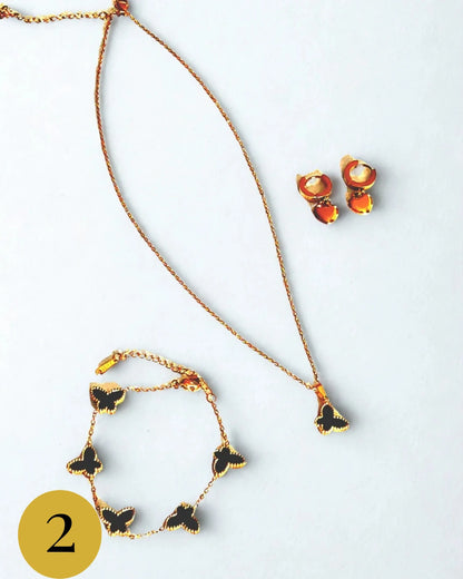 Découvrez, jour après jour, un univers de douceur, d'éclat et de féminité.
Votre calendrier contient :

12 bijoux en acier inoxydable (hypoallergéniques, résistants à l'eau, intemporels)

12 produits de beauté soigneusement sélectionnés pour prendre soin de vous

Chaque bijou et chaque produit est présenté dans un petit écrin numérotée , joliment emballée à la main pour un effet surprise garanti 💫