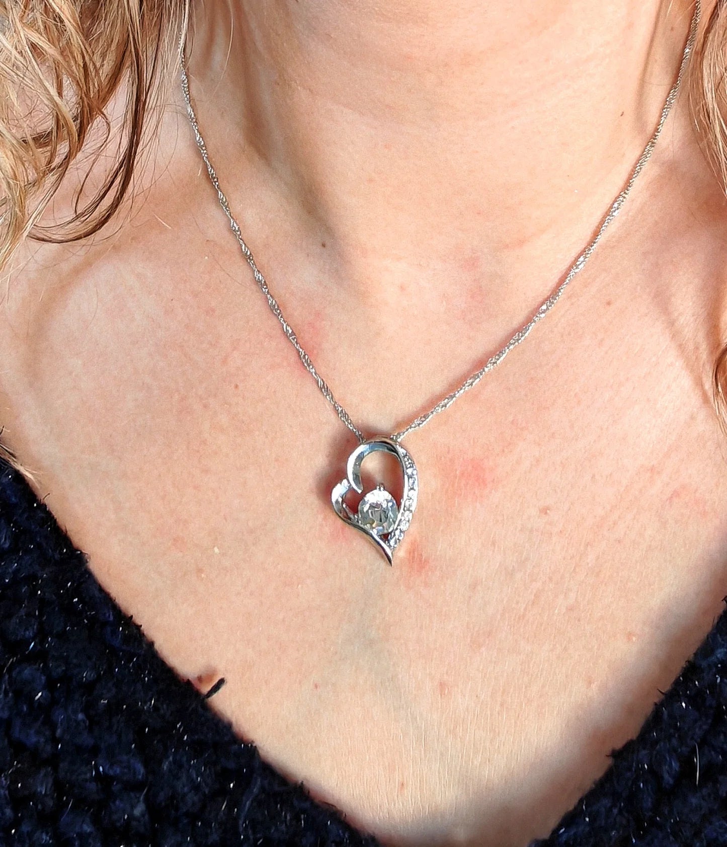 💡 À porter seul pour un effet minimaliste ou en accumulation pour une allure plus tendance, ce pendentif cœur se marie aussi bien avec une blouse élégante qu’un tee-shirt décontracté. Une idée de cadeau touchante pour une sœur, une amie ou un amour.