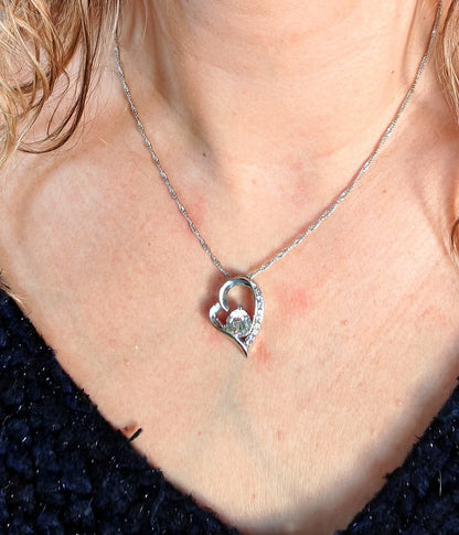💡 À porter seul pour un effet minimaliste ou en accumulation pour une allure plus tendance, ce pendentif cœur se marie aussi bien avec une blouse élégante qu’un tee-shirt décontracté. Une idée de cadeau touchante pour une sœur, une amie ou un amour.