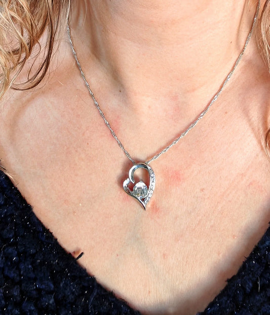 💡 À porter seul pour un effet minimaliste ou en accumulation pour une allure plus tendance, ce pendentif cœur se marie aussi bien avec une blouse élégante qu’un tee-shirt décontracté. Une idée de cadeau touchante pour une sœur, une amie ou un amour.