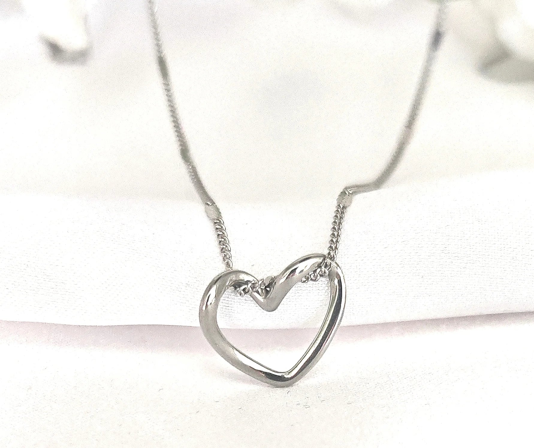 ❤️ Un cœur à offrir… et à porter pour toujours
Un bijou qui dit “je t’aime” mieux que mille mots, à l’occasion la plus précieuse de l’année.

Ce pendentif cœur fête des mères est un véritable concentré de tendresse. Finement façonné en acier inoxydable, il arbore une forme de cœur délicate, symbole universel de l’amour maternel. Son éclat subtil et sa forme intemporelle en font un cadeau aussi élégant que touchant — parfait pour célébrer celle qui occupe une place unique dans le cœur de chacun.