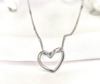 ❤️ Un cœur à offrir… et à porter pour toujours
Un bijou qui dit “je t’aime” mieux que mille mots, à l’occasion la plus précieuse de l’année.

Ce pendentif cœur fête des mères est un véritable concentré de tendresse. Finement façonné en acier inoxydable, il arbore une forme de cœur délicate, symbole universel de l’amour maternel. Son éclat subtil et sa forme intemporelle en font un cadeau aussi élégant que touchant — parfait pour célébrer celle qui occupe une place unique dans le cœur de chacun.