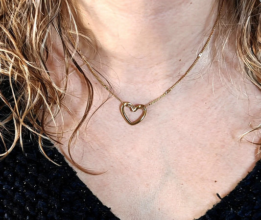 ❤️ Un cœur à offrir… et à porter pour toujours
Un bijou qui dit “je t’aime” mieux que mille mots, à l’occasion la plus précieuse de l’année.

Ce pendentif cœur fête des mères est un véritable concentré de tendresse. Finement façonné en acier inoxydable, il arbore une forme de cœur délicate, symbole universel de l’amour maternel. Son éclat subtil et sa forme intemporelle en font un cadeau aussi élégant que touchant — parfait pour célébrer celle qui occupe une place unique dans le cœur de chacun.