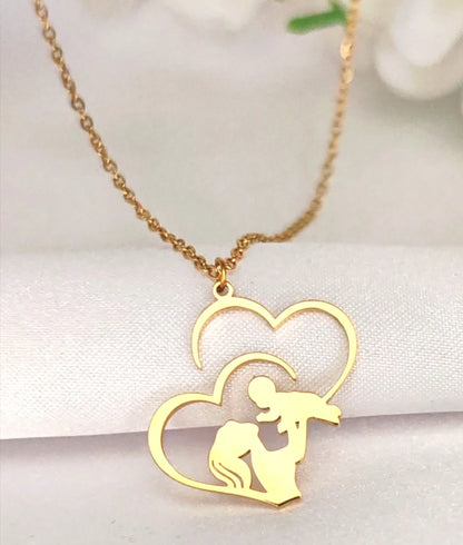 💛 Un amour éternel autour du cou
Parce que chaque lien mère-enfant est unique, ce pendentif symbolise la douceur d’un instant précieux, figé dans le temps et gravé dans le cœur.

Ce pendentif jeune maman en acier inoxydable doré capture avec élégance la tendresse d’un regard maternel. Son design fin et épuré, composé de deux cœurs enlacés et d’une silhouette stylisée d’une mère et son enfant, en fait une pièce à la fois intemporelle et profondément émotive.

✨ Pensé pour durer, ce bijou ne craint ni l’eau 