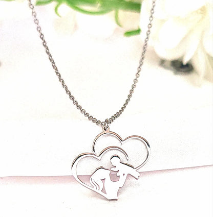 💛 Un amour éternel autour du cou
Parce que chaque lien mère-enfant est unique, ce pendentif symbolise la douceur d’un instant précieux, figé dans le temps et gravé dans le cœur.

Ce pendentif jeune maman en acier inoxydable doré capture avec élégance la tendresse d’un regard maternel. Son design fin et épuré, composé de deux cœurs enlacés et d’une silhouette stylisée d’une mère et son enfant, en fait une pièce à la fois intemporelle et profondément émotive.

✨ Pensé pour durer, ce bijou ne craint ni l’eau 