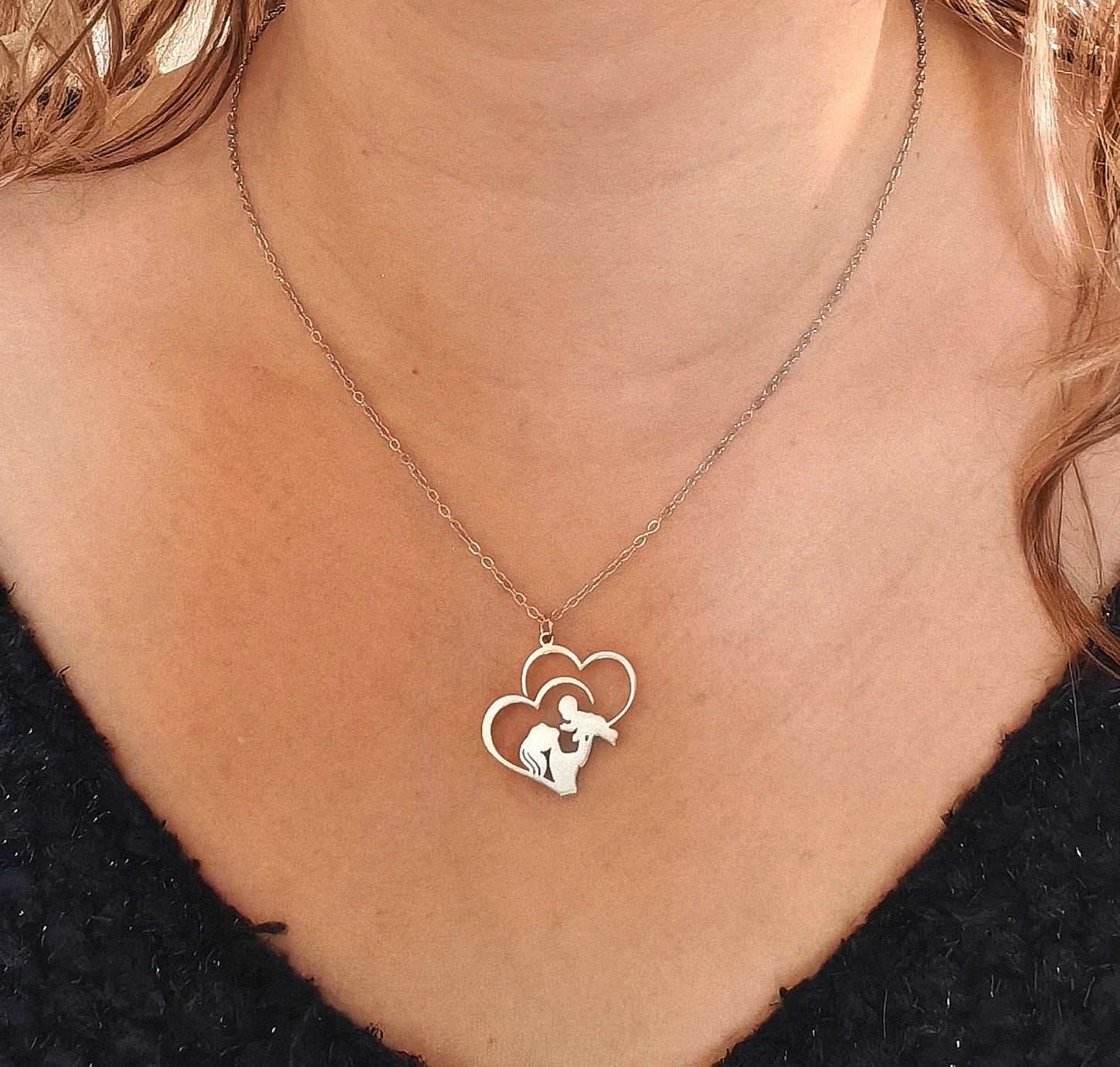 💛 Un amour éternel autour du cou
Parce que chaque lien mère-enfant est unique, ce pendentif symbolise la douceur d’un instant précieux, figé dans le temps et gravé dans le cœur.

Ce pendentif jeune maman en acier inoxydable doré capture avec élégance la tendresse d’un regard maternel. Son design fin et épuré, composé de deux cœurs enlacés et d’une silhouette stylisée d’une mère et son enfant, en fait une pièce à la fois intemporelle et profondément émotive.

✨ Pensé pour durer, ce bijou ne craint ni l’eau 