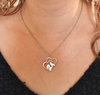 💛 Un amour éternel autour du cou
Parce que chaque lien mère-enfant est unique, ce pendentif symbolise la douceur d’un instant précieux, figé dans le temps et gravé dans le cœur.

Ce pendentif jeune maman en acier inoxydable doré capture avec élégance la tendresse d’un regard maternel. Son design fin et épuré, composé de deux cœurs enlacés et d’une silhouette stylisée d’une mère et son enfant, en fait une pièce à la fois intemporelle et profondément émotive.

✨ Pensé pour durer, ce bijou ne craint ni l’eau 
