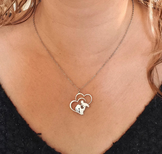 💛 Un amour éternel autour du cou
Parce que chaque lien mère-enfant est unique, ce pendentif symbolise la douceur d’un instant précieux, figé dans le temps et gravé dans le cœur.

Ce pendentif jeune maman en acier inoxydable doré capture avec élégance la tendresse d’un regard maternel. Son design fin et épuré, composé de deux cœurs enlacés et d’une silhouette stylisée d’une mère et son enfant, en fait une pièce à la fois intemporelle et profondément émotive.

✨ Pensé pour durer, ce bijou ne craint ni l’eau 