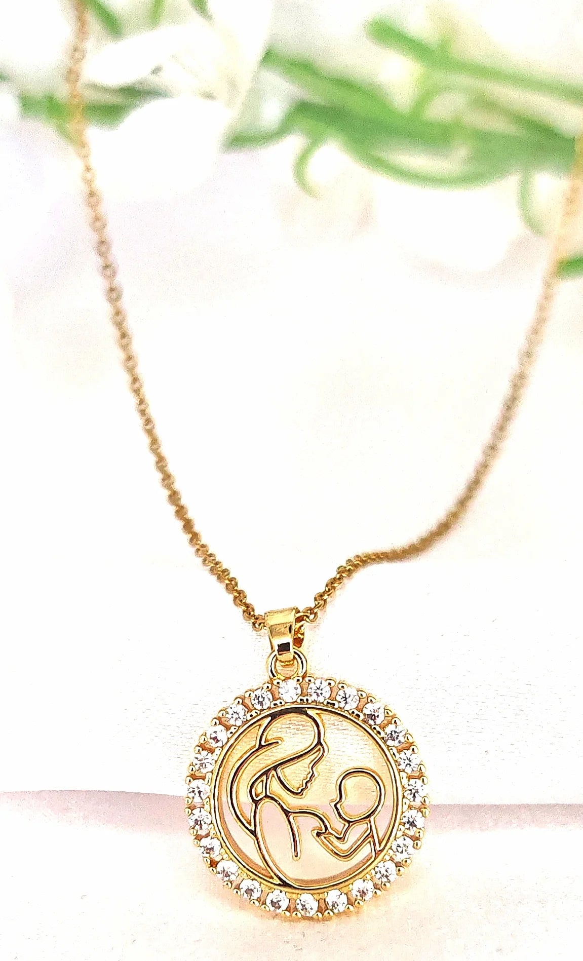 Parce que l’amour d’une mère est éternel, ce bijou en capture l’essence, avec douceur et éclat.

Ce pendentif maman bébé représente la tendresse infinie d’un moment entre une mère et son enfant. Son design délicat en acier inoxydable argenté est sublimé par de fins strass étincelants, ajoutant une touche lumineuse à ce symbole d’amour pur. Un bijou chargé d’émotion, aussi élégant que symbolique.