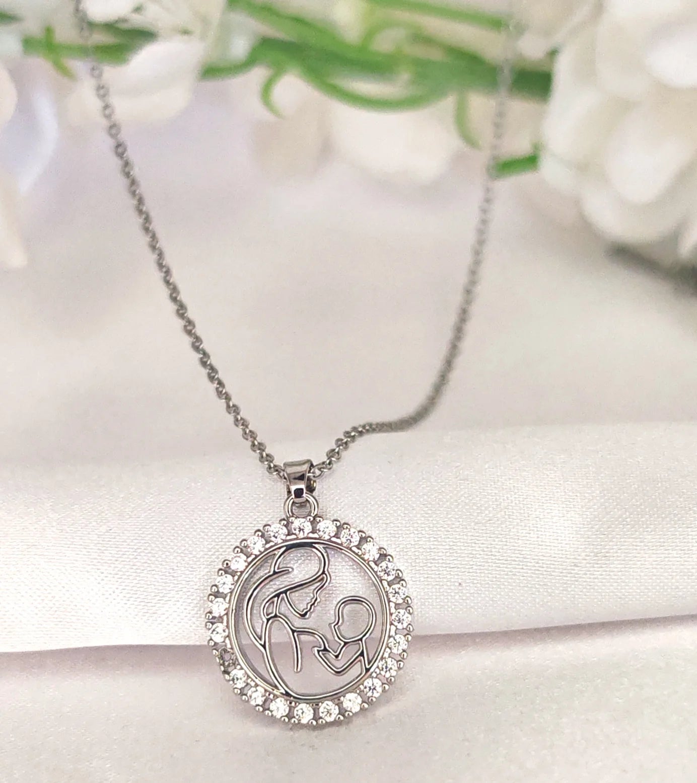 Parce que l’amour d’une mère est éternel, ce bijou en capture l’essence, avec douceur et éclat.

Ce pendentif maman bébé représente la tendresse infinie d’un moment entre une mère et son enfant. Son design délicat en acier inoxydable argenté est sublimé par de fins strass étincelants, ajoutant une touche lumineuse à ce symbole d’amour pur. Un bijou chargé d’émotion, aussi élégant que symbolique.