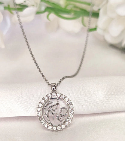 Parce que l’amour d’une mère est éternel, ce bijou en capture l’essence, avec douceur et éclat.

Ce pendentif maman bébé représente la tendresse infinie d’un moment entre une mère et son enfant. Son design délicat en acier inoxydable argenté est sublimé par de fins strass étincelants, ajoutant une touche lumineuse à ce symbole d’amour pur. Un bijou chargé d’émotion, aussi élégant que symbolique.